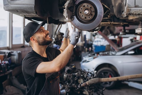 Mecánico revisando un componente de automóvil en taller profesional